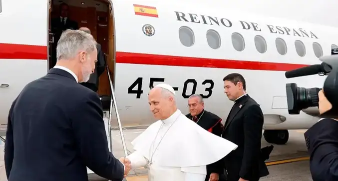 Papa León XIV llega a Roma tras avería de avión en viaje a España