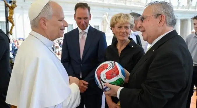 Papa León XIV recibe el balón oficial de la Copa Mundial de Fútbol