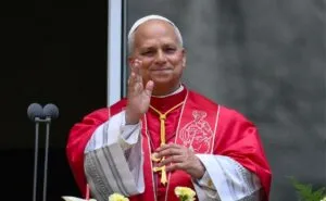 Papa León XIV visita la tumba de San Agustín y pide ser contructores de paz y de reconciliación