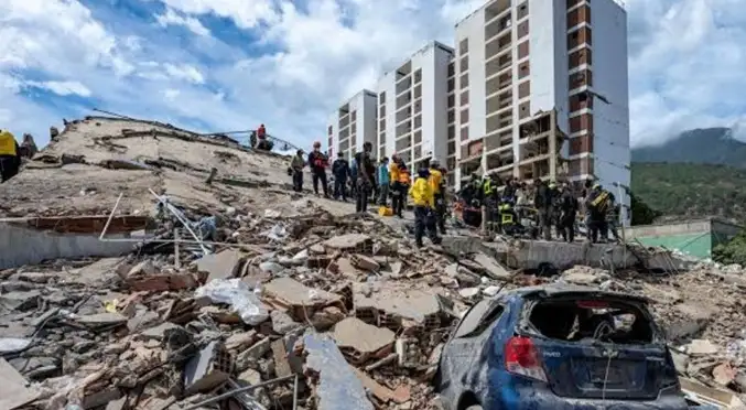 Permaneció 120 horas bajo los escombros: rescatan a niño