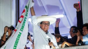 Perú: Sánchez adelanta a Fujimori en contienda sin definir