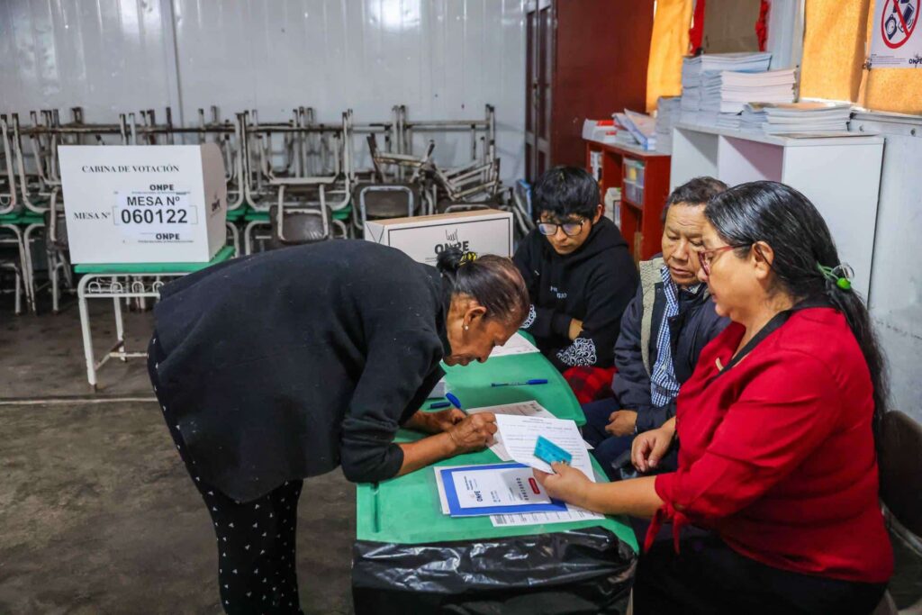 Perú comienza la segunda vuelta con escasez de material electoral – Efecto Cocuyo