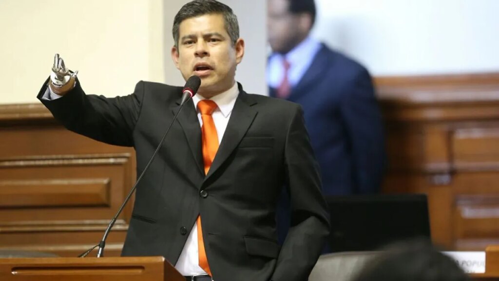 Perú: la impactante historia de Luis Galarreta, el candidato a vice de Keiko Fujimori que tiene garfios en las manos