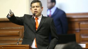 Perú: la impactante historia de Luis Galarreta, el candidato a vice de Keiko Fujimori que tiene garfios en las manos