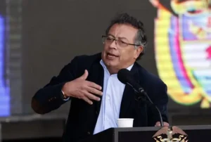 Petro ordena bombardear a las disidencias de las FARC lideradas por ‘Iván Mordisco’