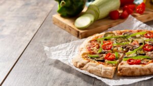 Pizza con base de verduras: una económica receta para triunfar este verano con un plato saludable