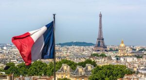 Pocos aranceles de EEUU, electricidad más barata y una demografía menos desfavorable: por qué la ‘blindada’ Francia sucumbe económicamente