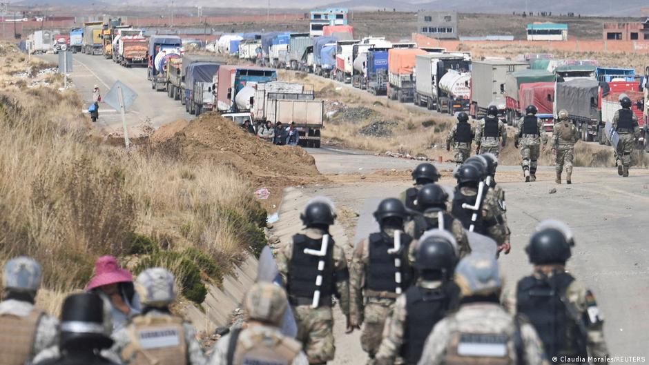 Policía de Bolivia prepara el despeje de barricadas