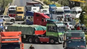 Policías y soldados quitan bloqueos de carreteras en Bolivia