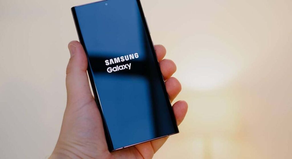 Por qué aparece un pequeño punto parpadeante en la pantalla de tu teléfono Samsung