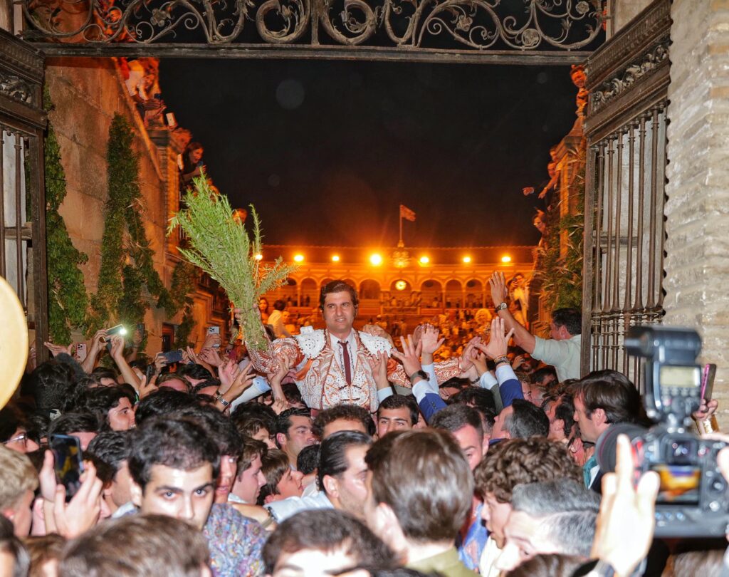 Morante de la Puebla, a hombros por la Puerta del Príncipe de La Maestranza.