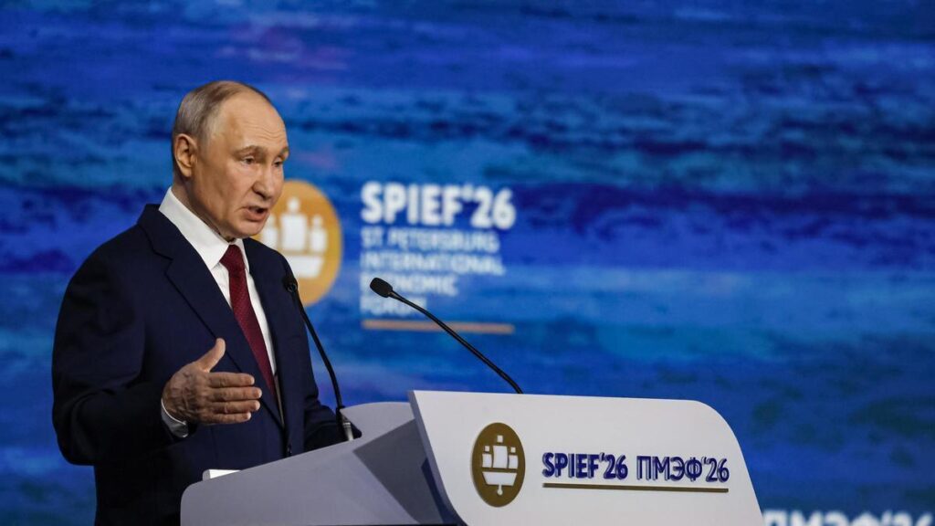 Putin otra vez carga contra Occidente y dice que todo va bien en Rusia en su foro a medida