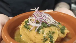 Qué es el escaldón de gofio, el plato típico de Tenerife que se hace con el alimento más famoso de las islas Canarias