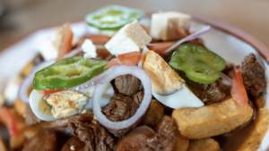 Qué es el pique macho, el plato típico boliviano que se caracteriza por su intenso sabor picante