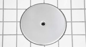 Qué es la tapa redonda y plateada del suelo del baño y qué función tiene