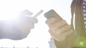 Qué pasa cuando los padres priorizan el celular