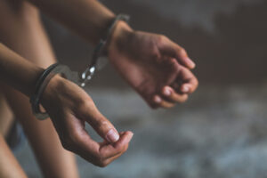 Quemaban y golpeaban a dos hermanitos