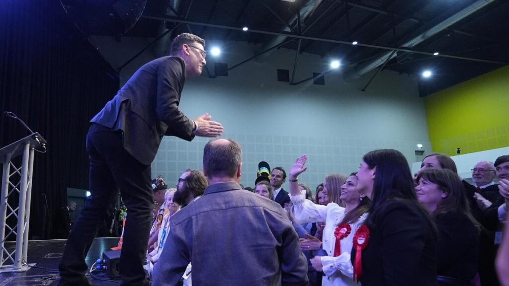 El candidato del Partido Laborista Andy Burnham pronuncia un discurso tras ser declarado ganador de las elecciones parciales de Makerfield, Gran Mánchester