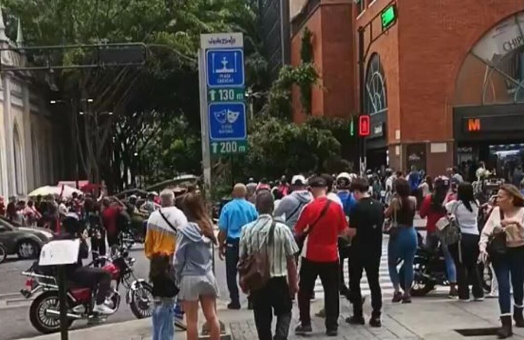 Ráfagas de viento desplomaron un enorme árbol y generaron alarma entre transeúntes en Capitolio (VIDEOS)