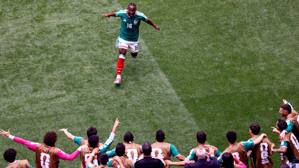 Raúl Jiménez, hombre ‘milagro’: de la rotura de cráneo a marcar su primer gol en un Mundial gracias a su ‘casco blando’ | elmundo.es