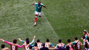 Raúl Jiménez, hombre ‘milagro’: de la rotura de cráneo a marcar su primer gol en un Mundial gracias a su ‘casco blando’ | elmundo.es