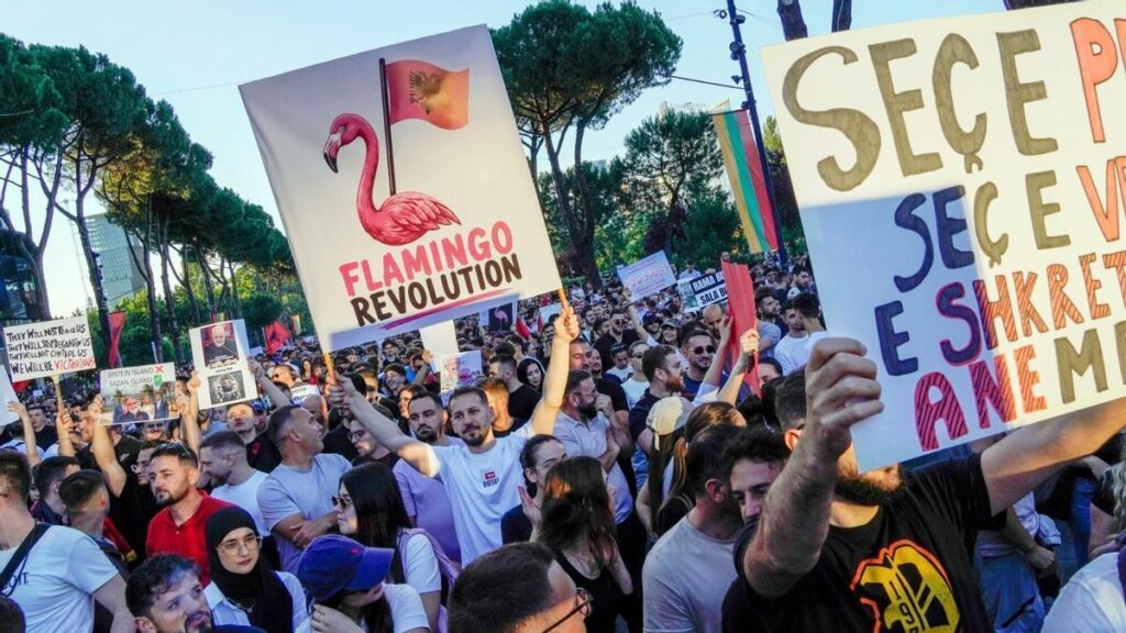 Manifestantes protestan contra los planes para la construcción de un complejo turístico de lujo vinculado a Jared Kushner, yerno del presidente de EEUU Donald Trump, en una zona ambientalmente sensible de la costa adriática en Albania.