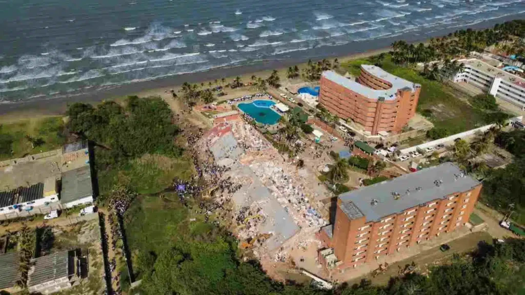Recuperan los cuerpos de 11 victimas tras colapso del hotel en Tucacas