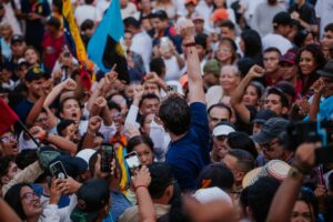 Regreso de exiliados políticos: ¿Simulación de apertura o reto al interinato?  – Efecto Cocuyo