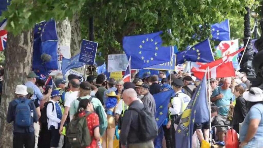 Manifestantes europeístas piden en Londres revertir el Brexit diez años después