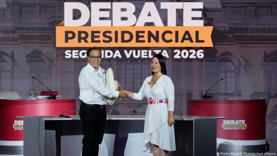 Reproches y promesas dominan debate presidencial en Perú