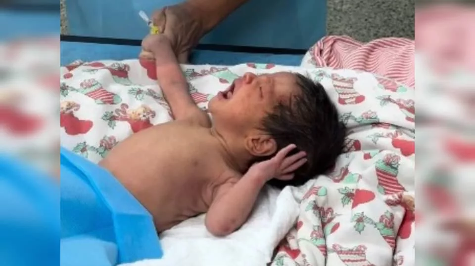 Rescatan a un bebé de 18 días y a su madre