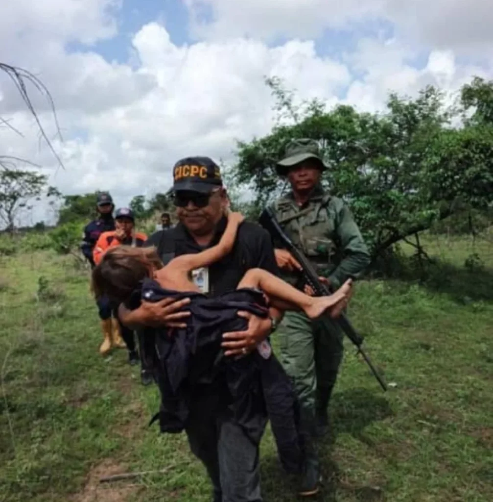 Rescatan con vida a niño de cinco años