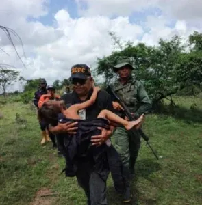 Rescatan con vida a niño de cinco años