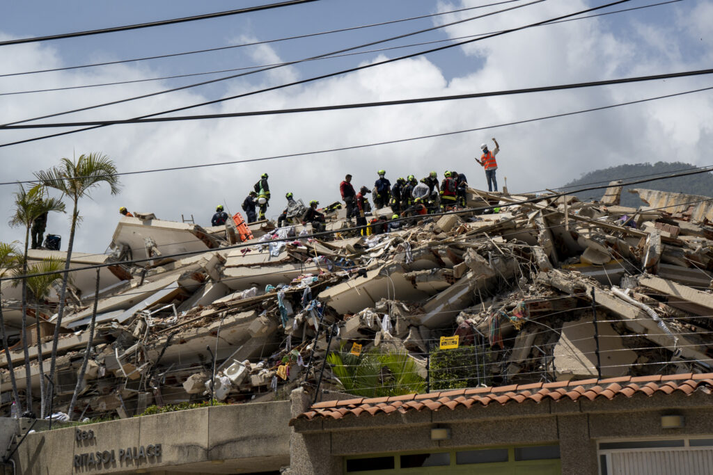 Rescatistas internacionales buscan vidas en La Guaira