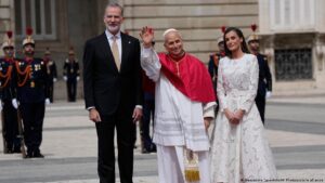 Reyes de España reciben al papa León XIV en Madrid