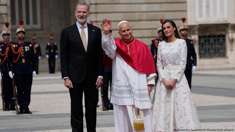 Reyes de España reciben al papa León XIV en Madrid