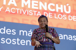 Rigoberta Menchú llama a poner a las personas en el centro de las ciudades inteligentes