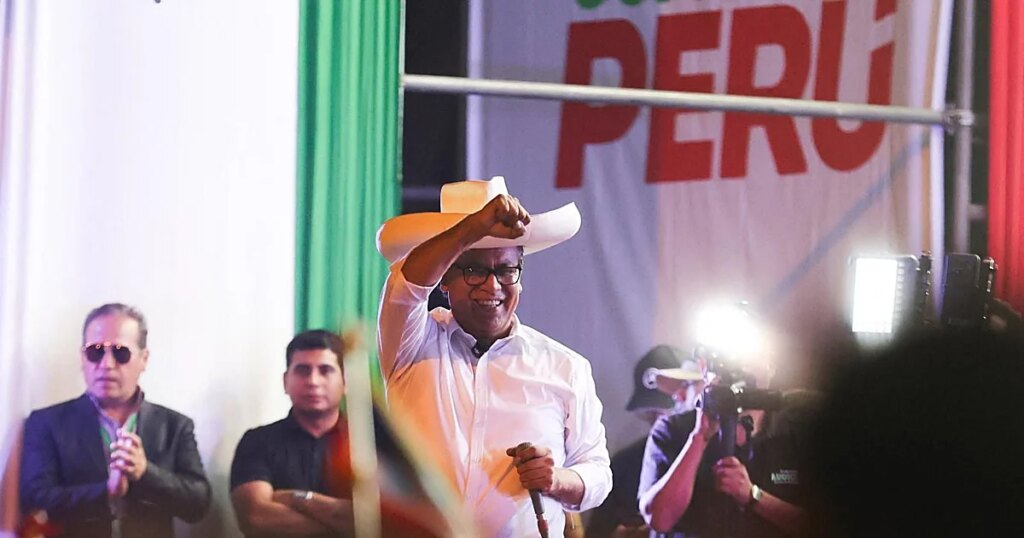 Roberto Sánchez hereda el legado y el sombrero de Castillo para conquistar a los más humildes de Perú