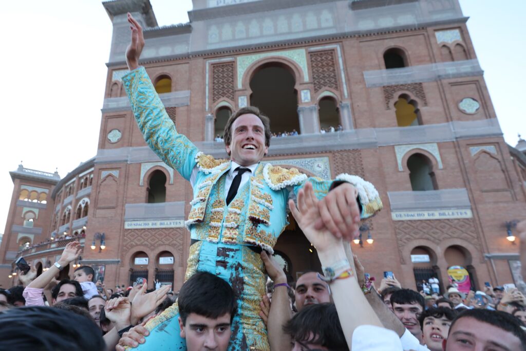 Román, a hombros por la Puerta Grande de la plaza de Las Ventas.