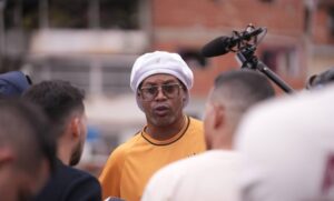 Ronaldinho desató la locura en las calles de Petare (VIDEOS)