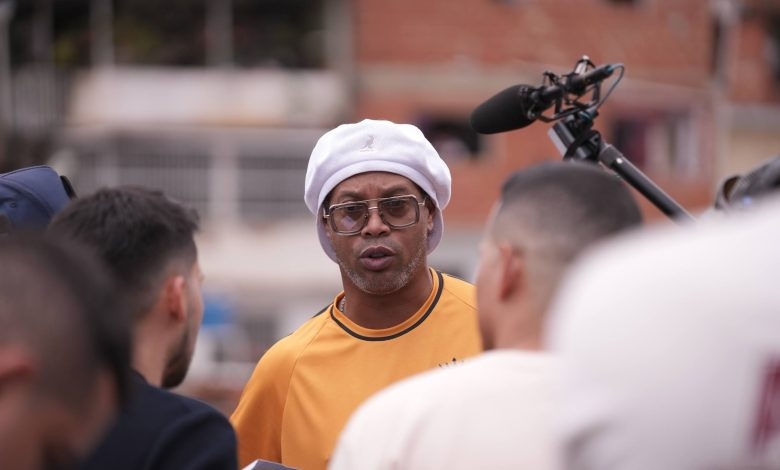Ronaldinho desató la locura en las calles de Petare (VIDEOS)