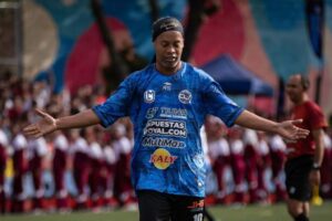 Ronaldinho lidera partido de exhibición en la barriada más grande de Venezuela