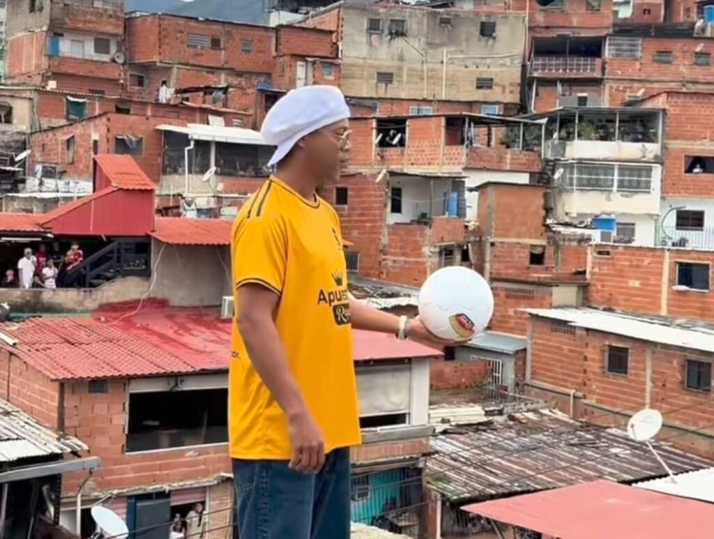 Ronaldinho recibió un baño de cariño en Petare – Efecto Cocuyo