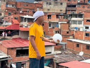 Ronaldinho recibió un baño de cariño en Petare – Efecto Cocuyo