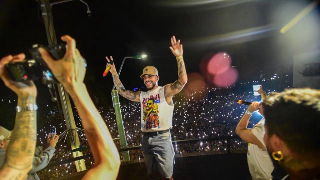 Ryan Castro llegó al corazón del barrio Obrero de Cali y desató 'la locura' a ritmo de salsa y reggaetón
