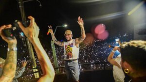 Ryan Castro llegó al corazón del barrio Obrero de Cali y desató ‘la locura’ a ritmo de salsa y reggaetón