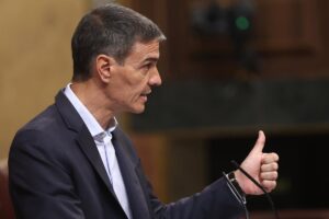 Sánchez desdeña la propuesta de Junts de dejar paso a otro: Déjense de «vericuetos» y apoyen la censura con PP y Vox | europapress.es