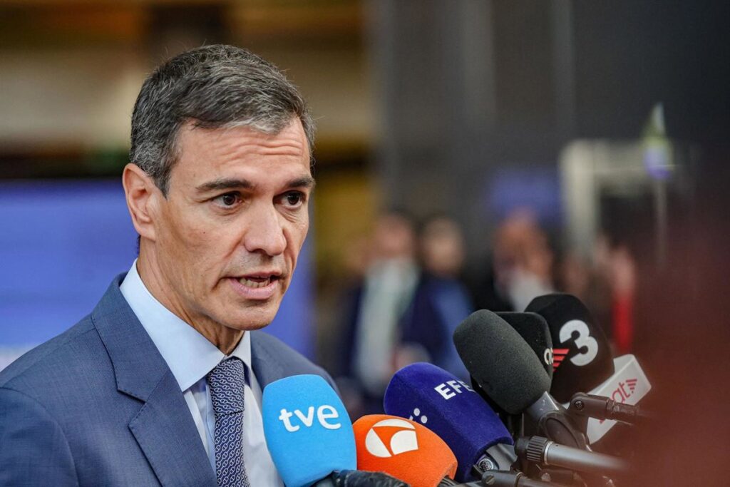 Sánchez destaca que fue Zapatero quien reguló los regalos a presidentes y que le toca a él decidir si devuelve joyas
