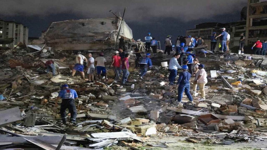 Se eleva a 235 los muertos y 4.300 los heridos por terremotos