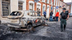 Segunda noche de disturbios en Irlanda del Norte: varios policías heridos y detenidos | elperiodico.com